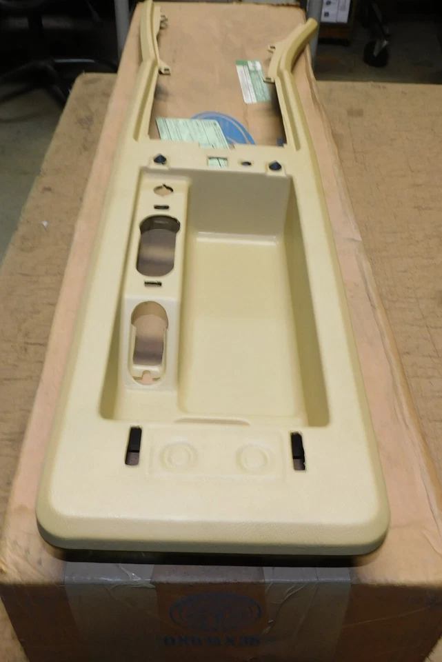 1984-1992 Lincoln Mark VII Coupe NOS CENTER CONSOLE TOP TRIM PANEL - Image 2 of 4