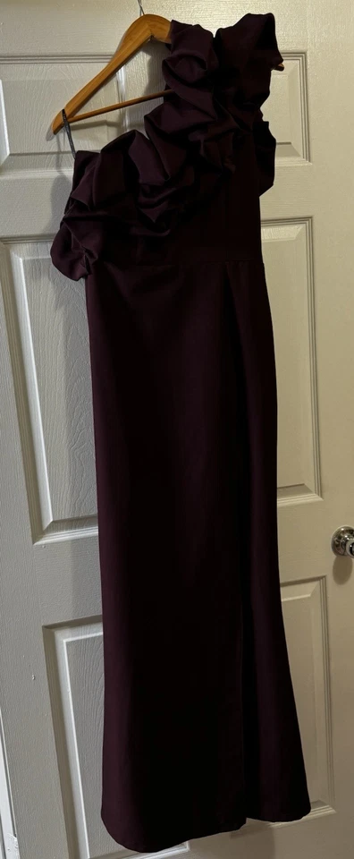 Maxi Vestido para Mujer Club L London Ciruela Oscura Un Hombro Volantes Dividido.  Talla 8 Foto 3 de 4