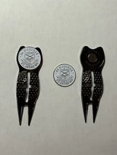 (1) St. Andrews Old Course Crosshairs Divot Tool & 1" Coin Style Golf Marker