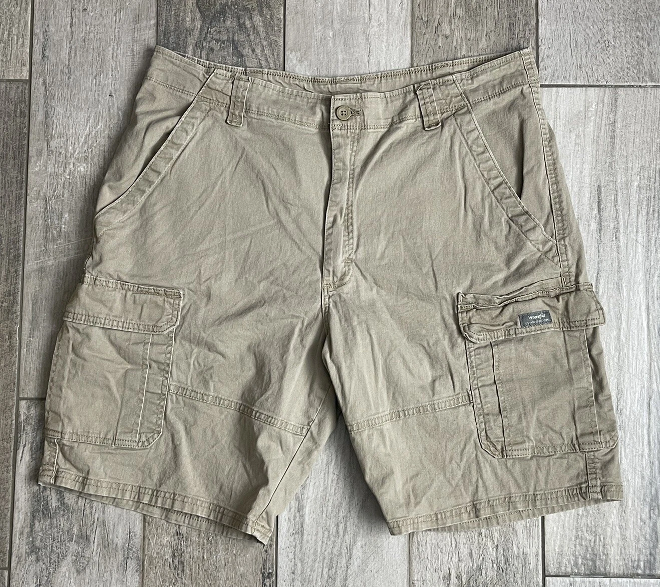 Wrangler Vintage Mens Cargo Shorts Size 38 Beige Tan Mid Rise 9” Inseam FastShip