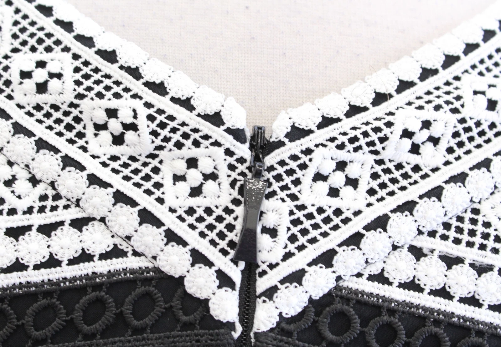 Abito Kate Spade nero bianco a righe aderente e svasato in pizzo all'uncinetto nuovo con etichette taglia 00