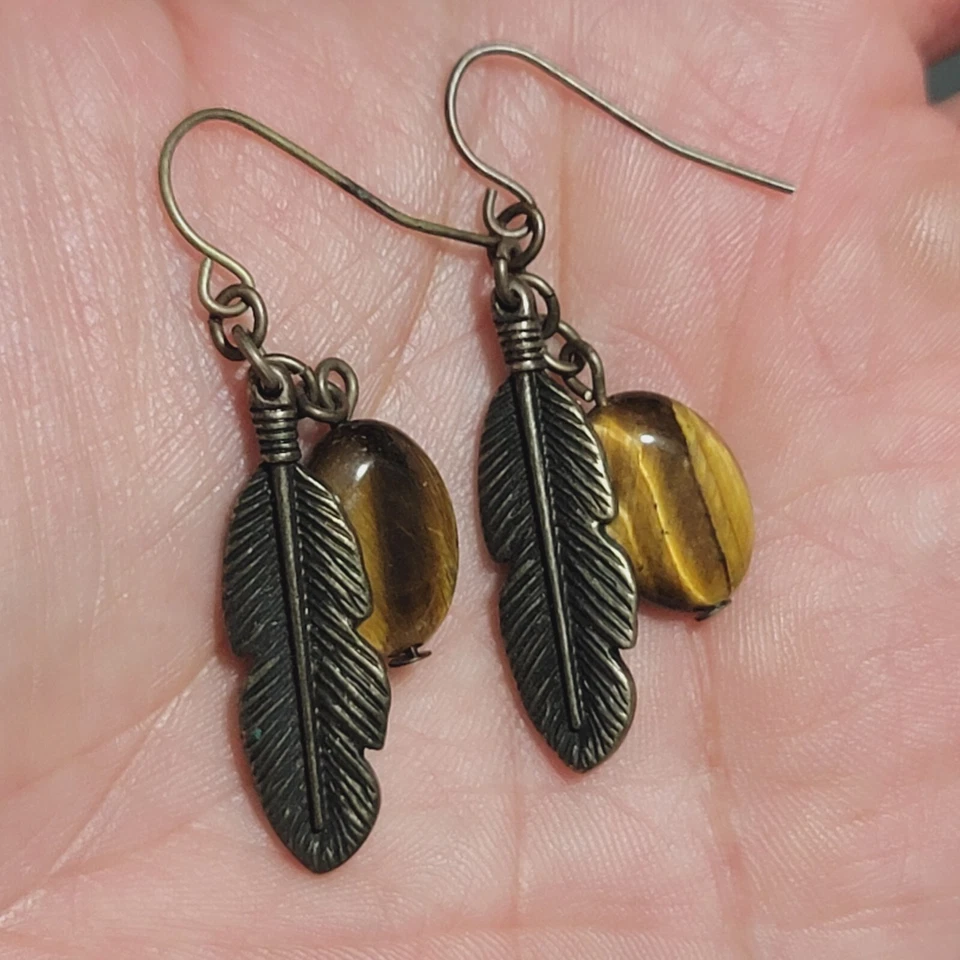 Pendientes colgantes ojo de tigre natural con pluma Foto 3 de 4