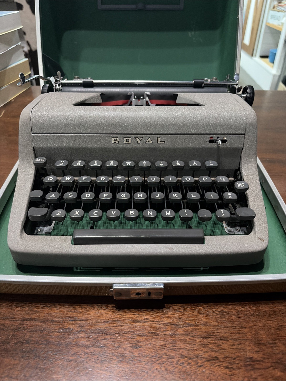 Royal Quiet De Luxe Typewriter W/Case