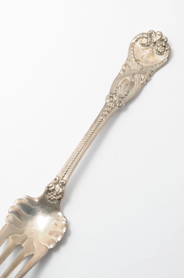 Antiguo tenedor para servir Tiffany & Co de plata de ley de 8" con monograma Foto 3 de 4