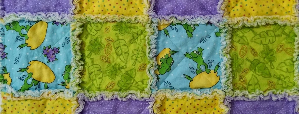 Colcha de franela para trapo de bebé ranas en lirios hecha a mano púrpura verde agua amarillo Foto 3 de 4