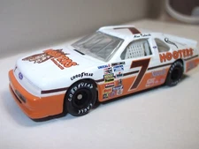 VINTAGE ALAN KULWICKI HOOTERS 1990 WINSTON CUP Champion FORD 1/64 CAR