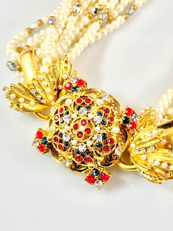 PINGENTE DE STRASS VERMELHO COLAR TORSADE PÉROLA FALSA JOSE & MARIA BARRERA 24K GP - Imagem 2 de 4