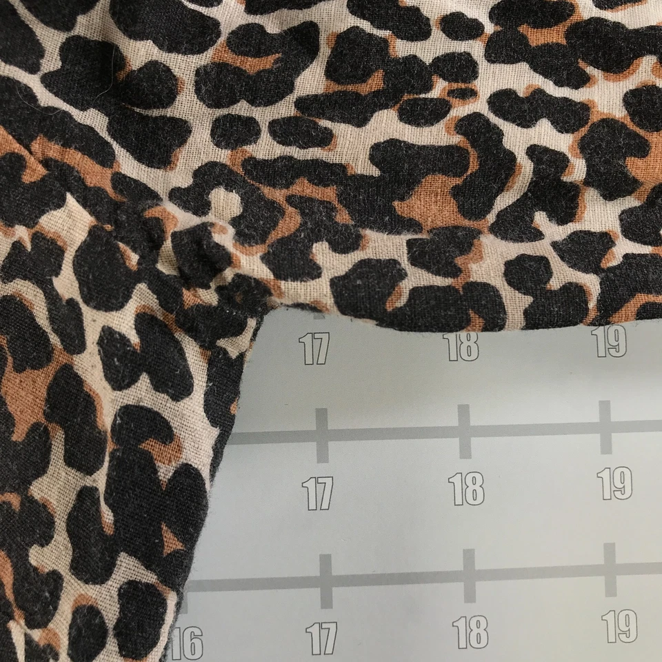 J. Camisa Crew con botones para mujer pequeña marrón negra estampado de leopardo ajustada de lino Foto 3 de 4