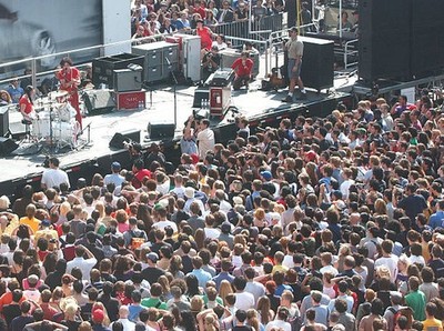 Meg and Jack White of The White Stripes perform 2002 Old Photo 3