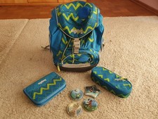 Ergobag Pack LiBäro Schulrucksack mit Fußball-Klettis blau / grün