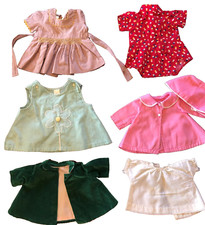 Lote de siete piezas de ropa vintage de muñeca bebé casera de moda años 60