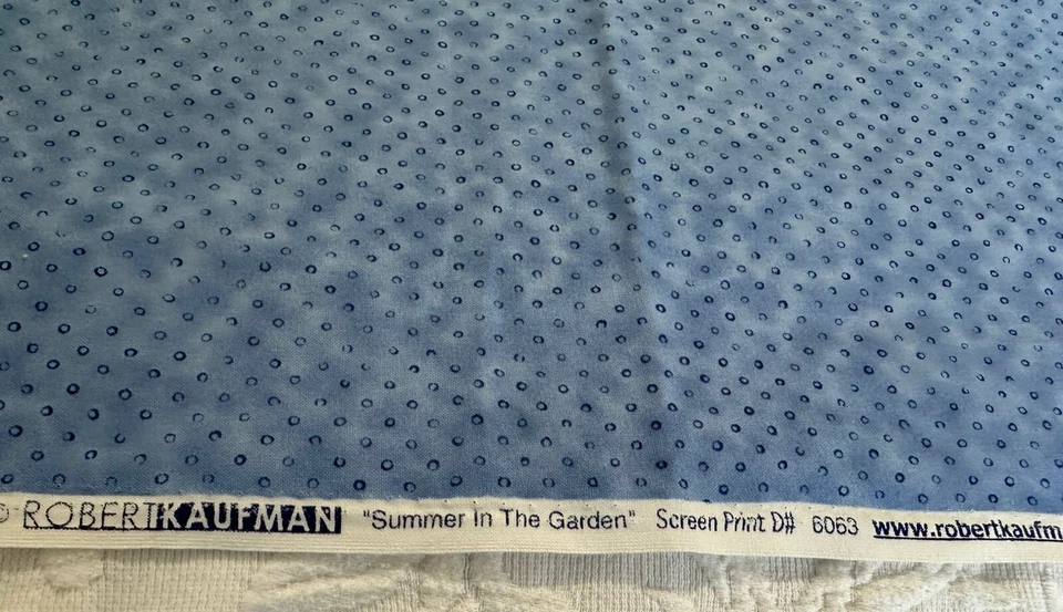 Tela De Colección Robert Kaufman Verano En El Jardín Pequeños Círculos Azules Sobre Azul #D6063 Foto 2 de 4
