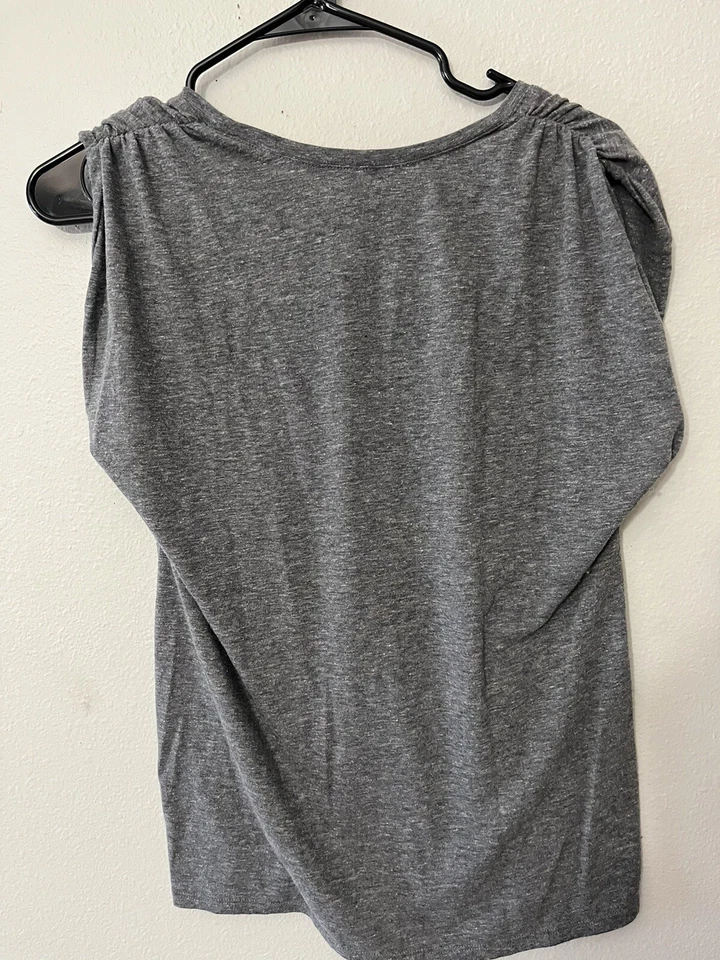 Camisa informal Express para mujer adulta gris medio liso cuello redondo Foto 3 de 4