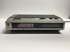 Vintage GE 7-4634B Alarm Clock Radio General Electric AM FM wood grain snooze