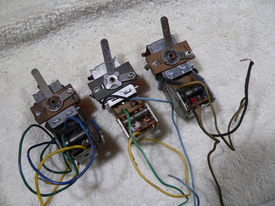 3 Lionel 100-25 E Unit Rebuilt / tested For Common Postwar Locomotives lot of 3 - Image 2 of 3