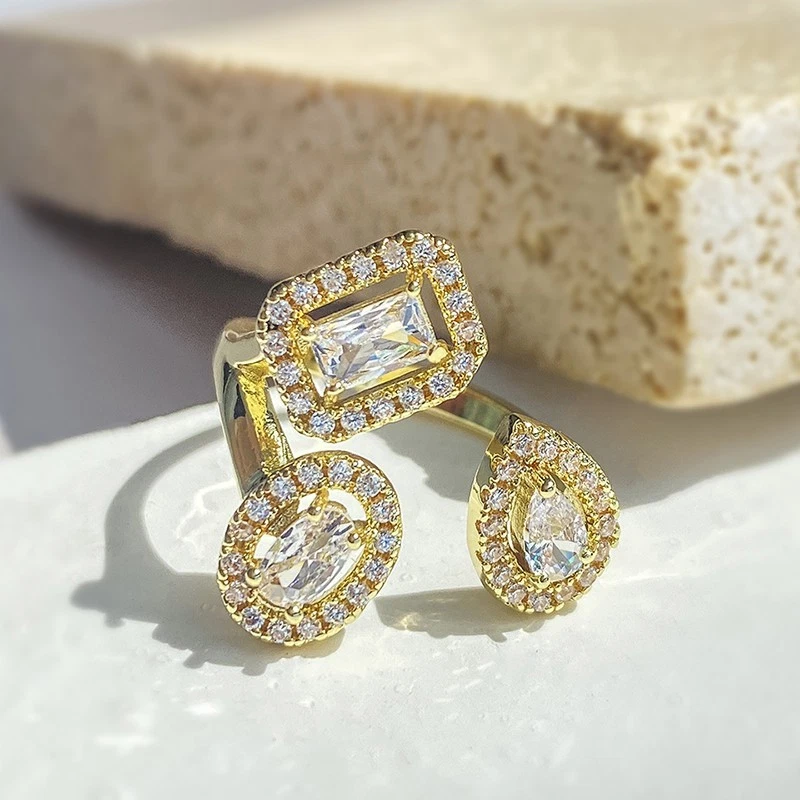 Luxus Geometrischer Offener Ring mit Glänzenden Quadratischen Kristallen