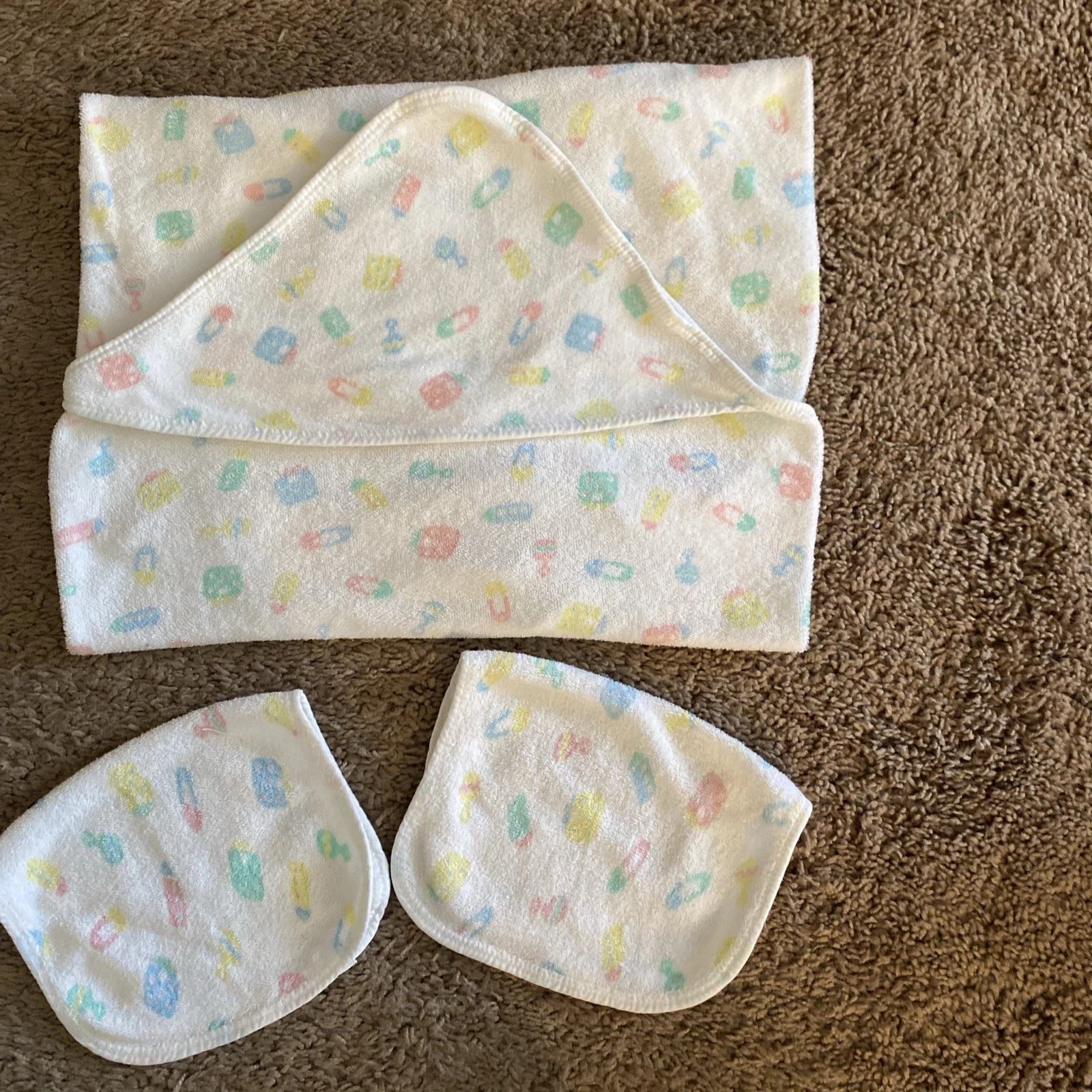 Vintage HTF Carter’s Hooded Baby Bath Towel 32x30 & 2 Matching Washcloths 11x7
Opens in a new window