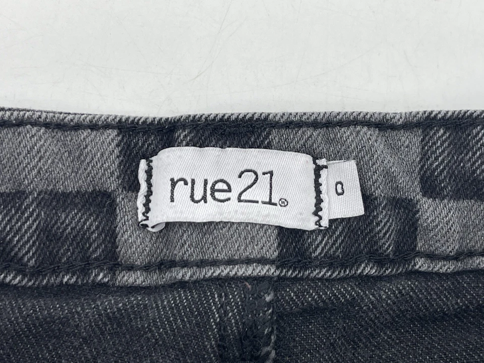 Shorts jeans stretch feminino Rue 21 tamanho 0 cinza preto xadrez jeans 25 pol. cintura - Imagem 3 de 4