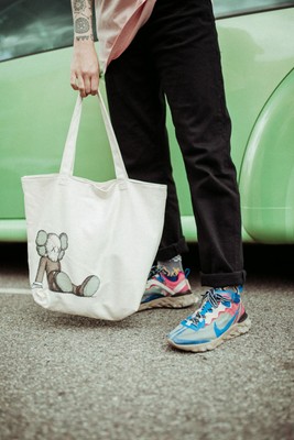 ✓✓KAWS x Uniqlo Tote Bag White Holiday 
