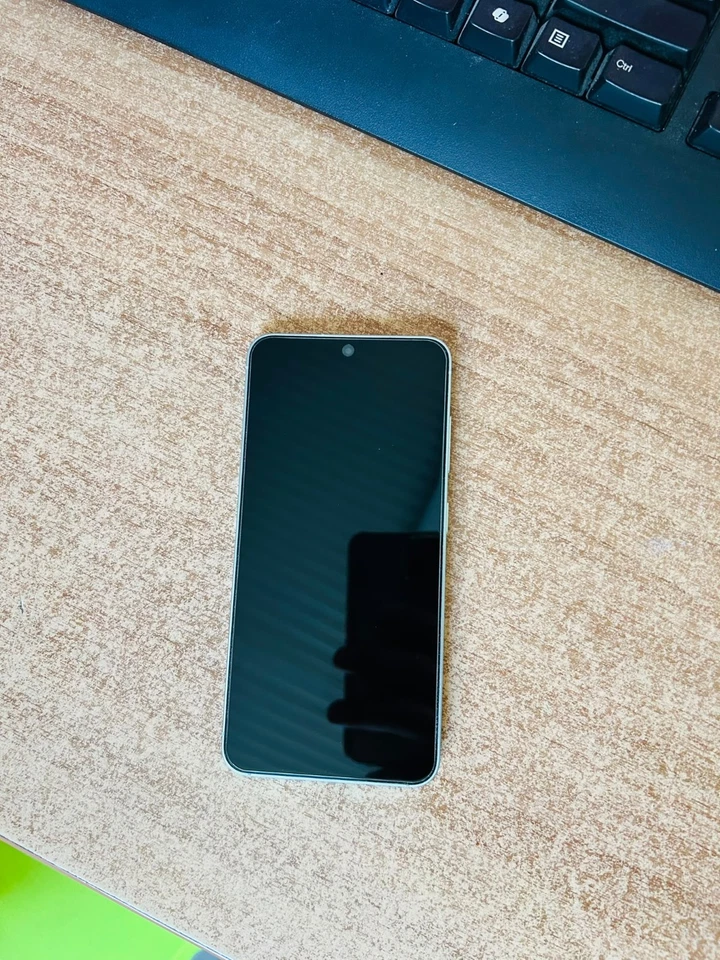 Samsung Galaxy S25 · 256GB, foto 2 di 5