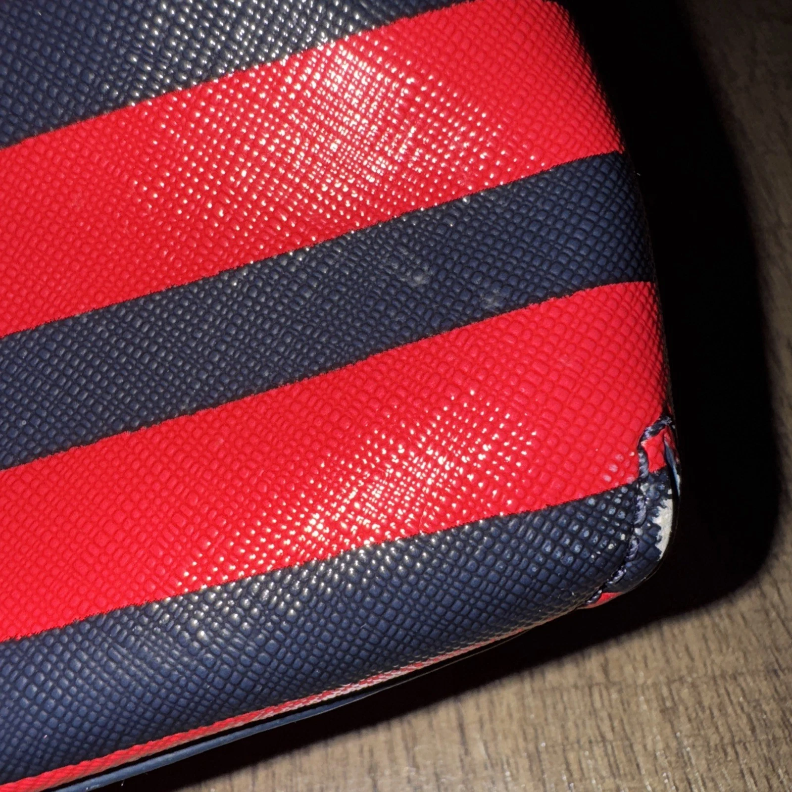 Borsa a tracolla Kate Spade New York Julia Street Mini Maise blu navy e righe rosse