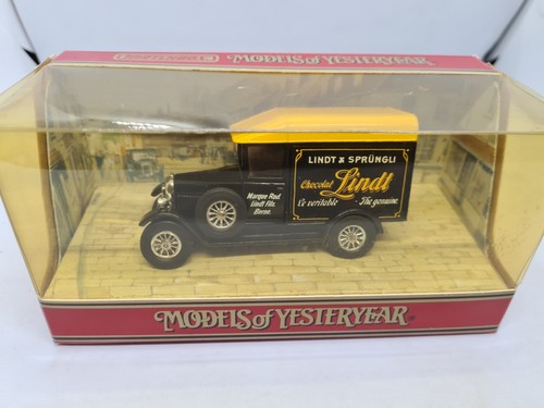 Matchbox Models of Yesteryear Y-47 1929 Morris Light Van Lindt Chocolate 1:39 - Picture 2 of 7