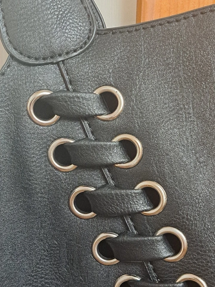 Bolso de Mano Grande Rue 21 para Pasar la Noche Negro Imitación Cuero Cordones Frontales 18" X 13" Foto 3 de 4