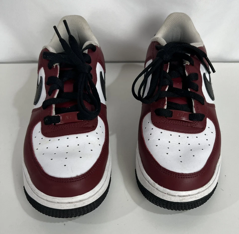 Nike Air Force 1 низкий LV8 команды красный черный белый FD0300-600 молодежные туфли размер 6,5Y - Изображение 3 из 4