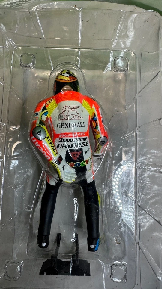 valentino rossi minichamps 1:12 Pulling on Paints' 2011 - Immagine 3 di 4