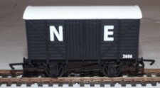 HORNBY RAILROAD R6422 NE LWB CLOSED VAN