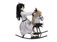 INNA-Glas Deko Halloween Horror Puppe Isbel, Auf Schaukelpferd, 65X30X72Cm