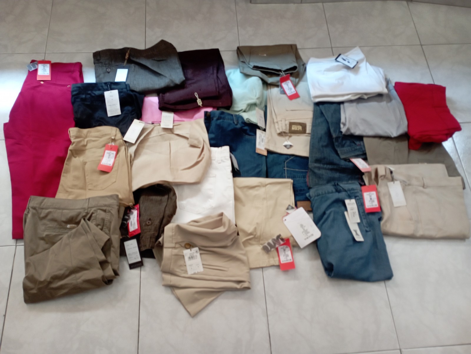 LOTE de 25 Prendas De Ropa De Mujer .(Pantalones Nuevos con etiquetas) Del...
