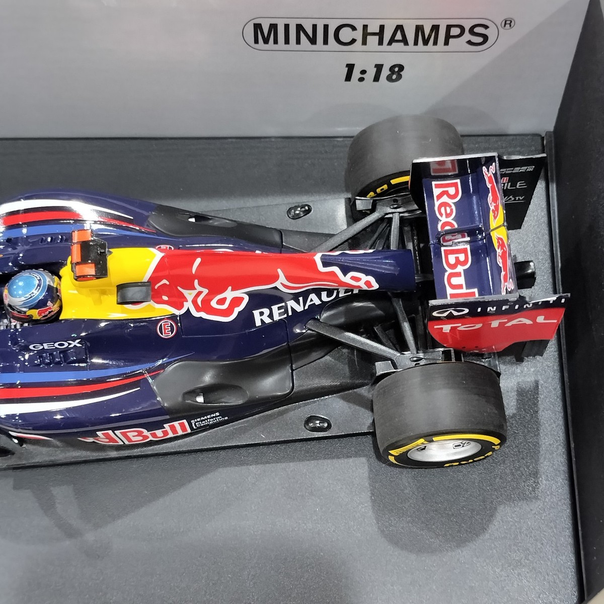 【送料込】 MINICHAMPS ミニチャンプス RB7 ベッテル 1/18 ミニチャンプス F1 レッドブルレーシング RB7 セバスチャン