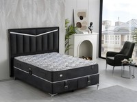 Elegantes GrüNes Bett Mit Matratze Aus Textil Und Holz