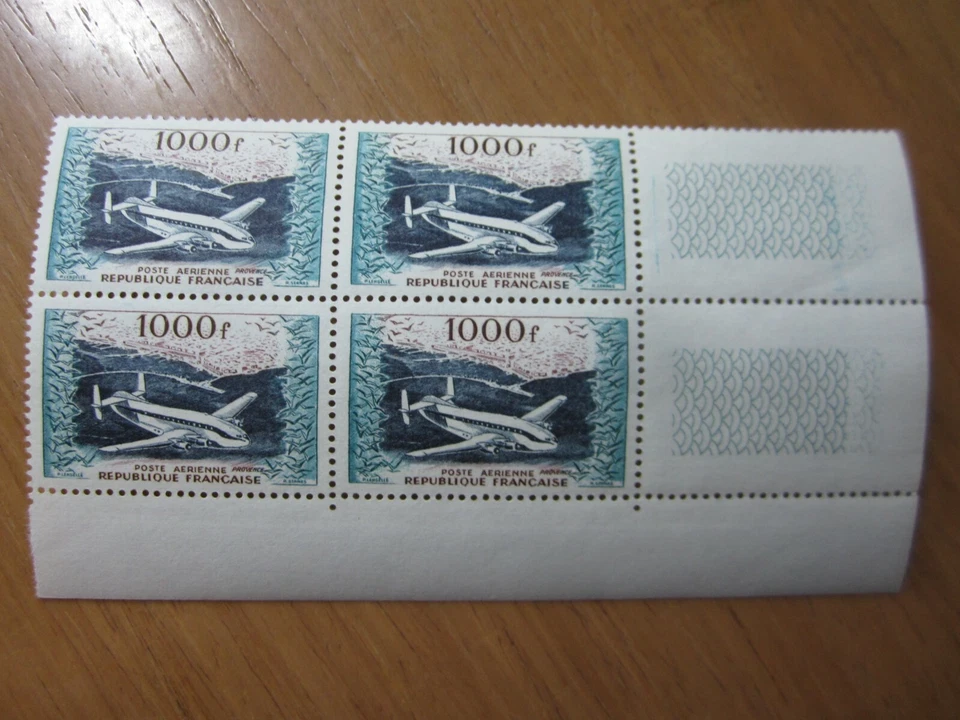 TIMBRES POSTE AERIENNE N° 33 BLOC 4 + 2 BDF - PROVENCE - NEUFS SANS CHARNIERE - Photo 1/1
