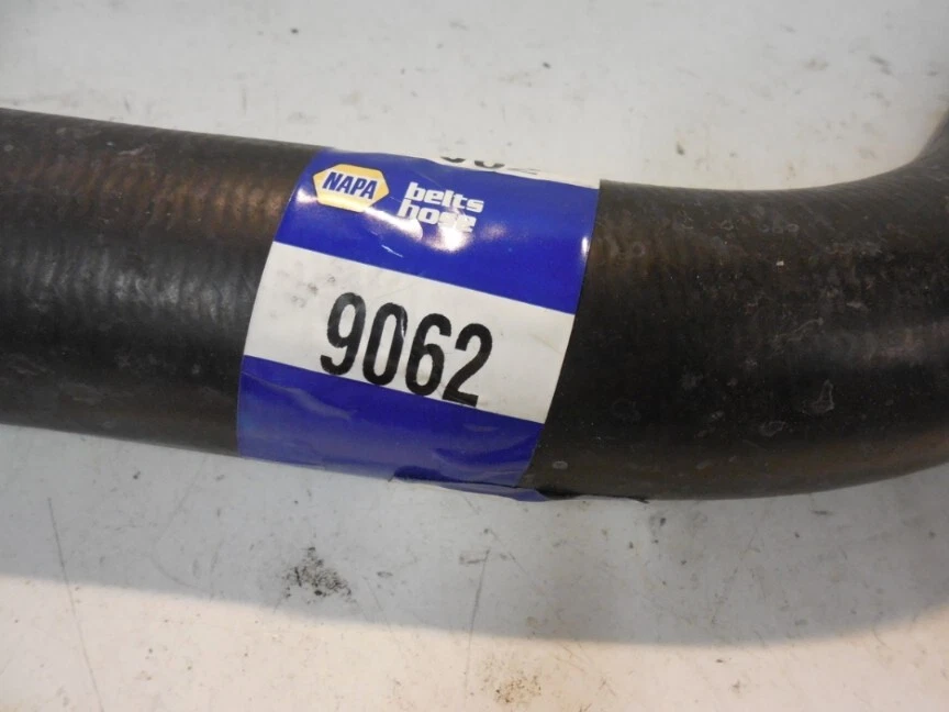 Manguera de refrigerante moldeada 1 23/32" x 1 23/32" x 20 19/32" 9062 Foto 2 de 3