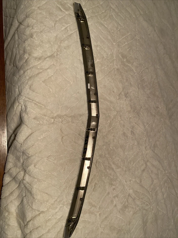 2019 Cadillac CT6 See Pn# FRONT UPPER HOOD MOLDING TRIM OEM P/N 84402358 Foto 2 de 4