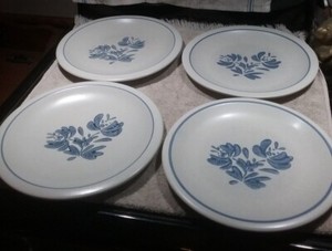 Pfaltzgraff - Yorktowne - Dinner Plates (3 ea) 10-1/4" & (1 ea) 9-7/8" 