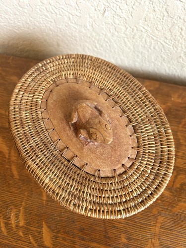 VINTAGE HAND WOVEN WICKER BOX WITH WOODEN FROG ON LID - Picture 3 of 11