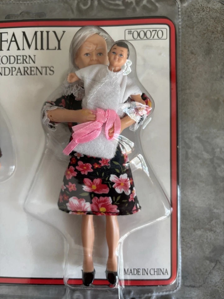 Casa de muñecas Town Square Miniatures ABUELOS MODERNOS y muñecas Baby My Family Foto 2 de 4