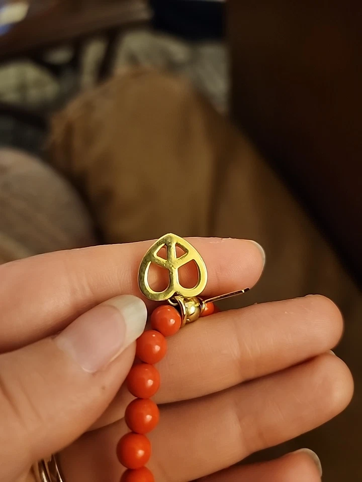 Pulsera Coach Stretch Coral Rojo Cuentas con Dije Chapado en Oro Circonita Circonita Letrero de Paz Foto 3 de 3
