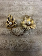 vintage Sarah Coventry "Chit Chat" leaf brooch, likely dating back to 1959.