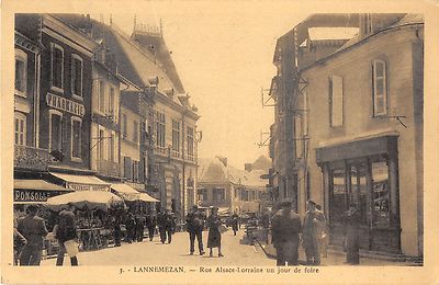Lannemezan - Lannemezan 65 Carte Non Circulée La Rue Alsace Lorraine Au Fond Cafe Avec Terrasse Animee Pharmacie 1946340371