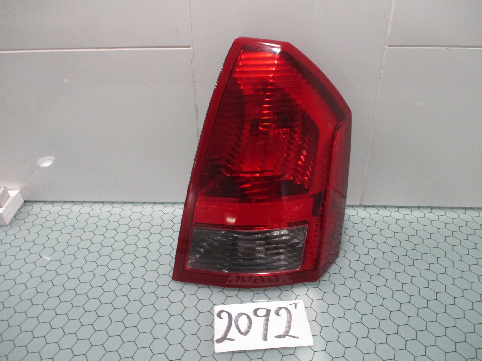 05 06 07 Chrysler 300 PASSENGER Side Tail Light Used Rear Lamp #2092-T