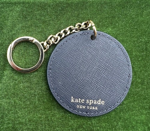 Neu ohne Etikett Kate Spade NY EVA Blumenmuster marineblau Lederscheibe Schlüsselanhänger Handtasche Taschenanhänger - Bild 4 von 5