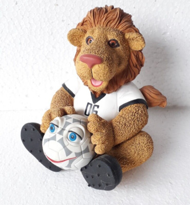 GOLEO VI, la mascotte officielle de la coupe du monde de la FIFA 2006. Où qu'il aille, il est accompagné de Pille, la balle d'érudite Photo Stock - Alamy