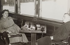 Hafenrundfahrt Paar sitzt genervt zerstritten trinkt Alkohol Bier Duisburg? Foto