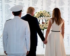 DONALD TRUMP & MELANIA VISIT THE USS ARIZONA MEMORIAL 2017 - 8X10 PHOTO (OP-476)