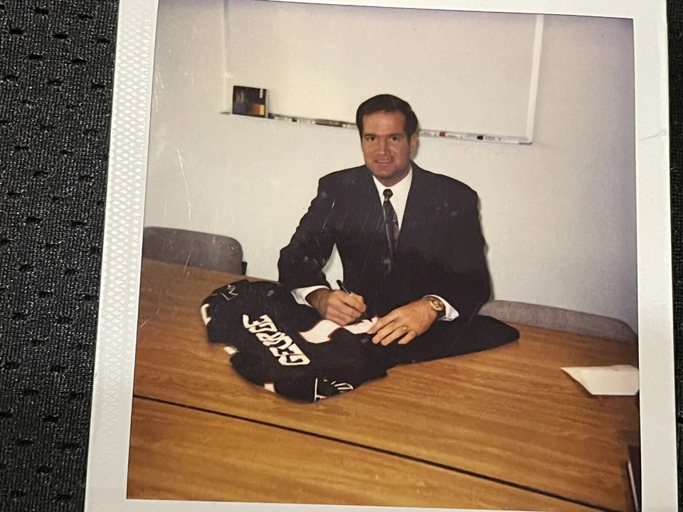 jeff george auto LA Screen Print Falcons Jersey M Signing Photo Included — 第 3/4 张图片