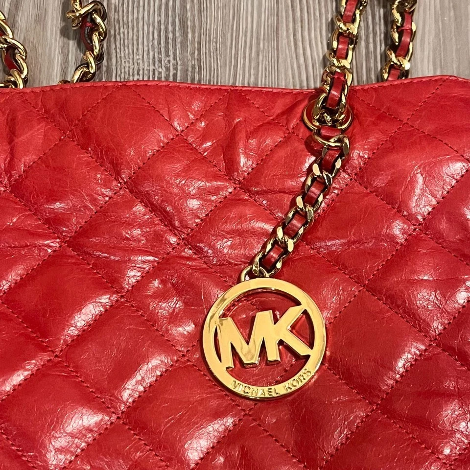 Bolso de Mano Michael Kors Acolchado Cuero Rojo MK Charm Susannah Cadena Shopper Foto 3 de 4